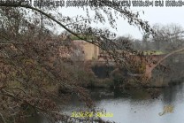 Wassergräben und bewachsene Ufer prägen heute die Umgebung der historischen Festung. (Bild: Stefan Siedler)