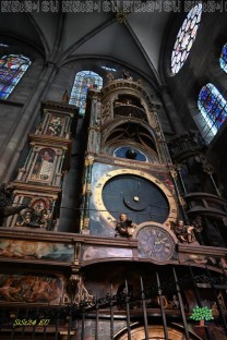 Mehrere Ebenen mit Zifferblättern, Figuren und Kalenderanzeigen bilden die monumentale Uhr. (Bild: Stefan Siedler)