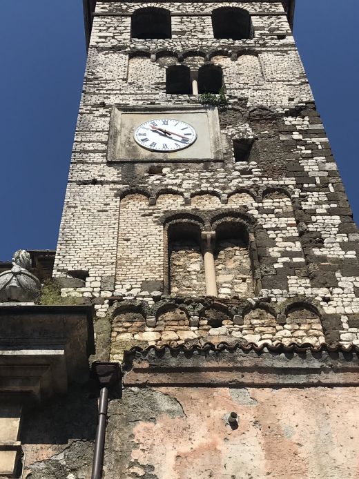 Die Kathedrale von Segni wurde in der ersten Hälfte des 17. Jahrhunderts auf den Ruinen der vorherigen Kathedrale aus der Zeit von San Bruno im Jahr 900 erbaut. Es hat eine neoklassizistische Fassade und ruht auf einer breiten Treppe.