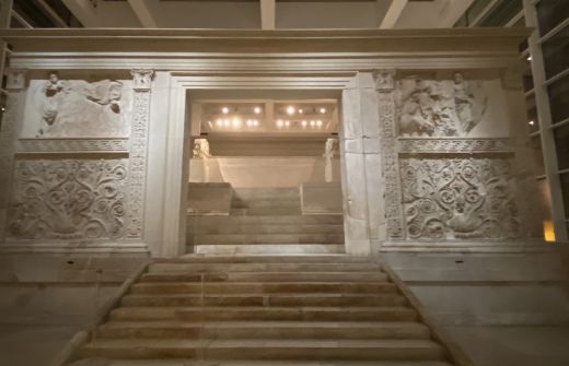 Der Altar des Kaiserfriedens: Ara Pacis Augustae  in Rom wurde der Pax gewidmet, einer Göttin, die von der Politik des Augustus verehrt wurde und deren Universalität vom Kaiser garantiert wurde. 