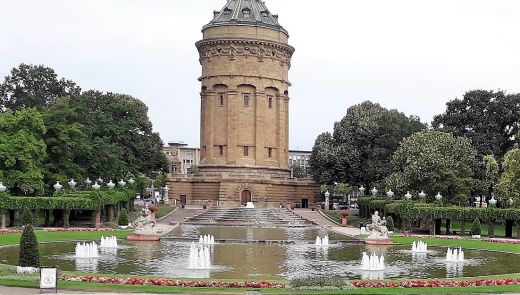 Das Wahrzeichen von Mannheim, "der Wasserturm", morgens um 10.00 Uhr