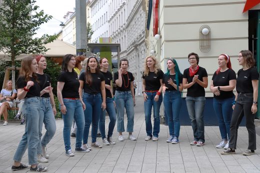 Frauenchor Blackappellas beim Josefstädter Straßenfest 2023